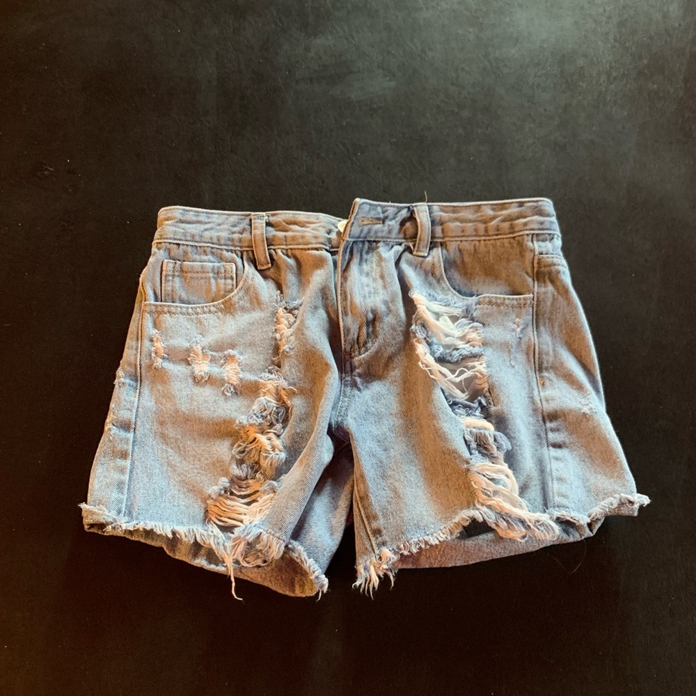 Ontwelfth Jean made to look like ripped short. Size 26. Like new condition